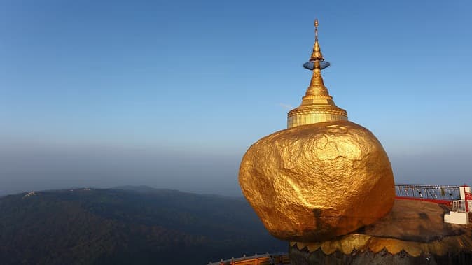 Kyaiktiyo Pagoda: सदियों से ढलान पर टिका है ये रहस्यमयी पत्थर, यह चमत्कार देख आप भी होंगे हैरान, जानिए रहस्य