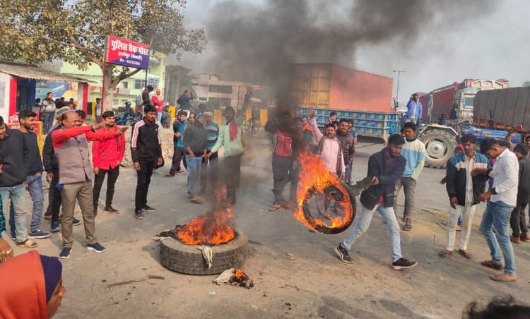 Hit And Run Law कानून के विरोध सड़क पर उतरे चालक, ट्रक से लेकर प्राइवेट वाहनों की लगी लंबी कतार