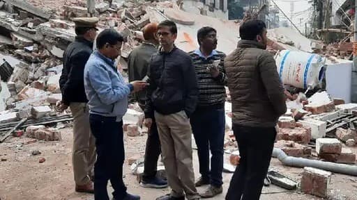 लखनऊ: बेसमेंट की खुदाई की वजह से गिरी निर्माणाधीन बिल्डिंग, LDA ने मालिकों पर दर्ज कराया FIR, जानें पूरा मामला