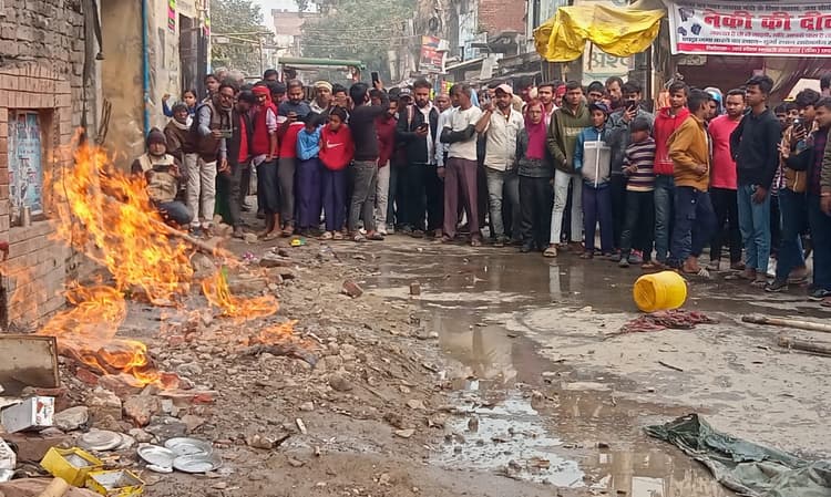 छपरा में बीच बाजार जमीन से निकलती आग की देखें PHOTOS, चार दुकानें जलीं, एक दुकानदार घायल