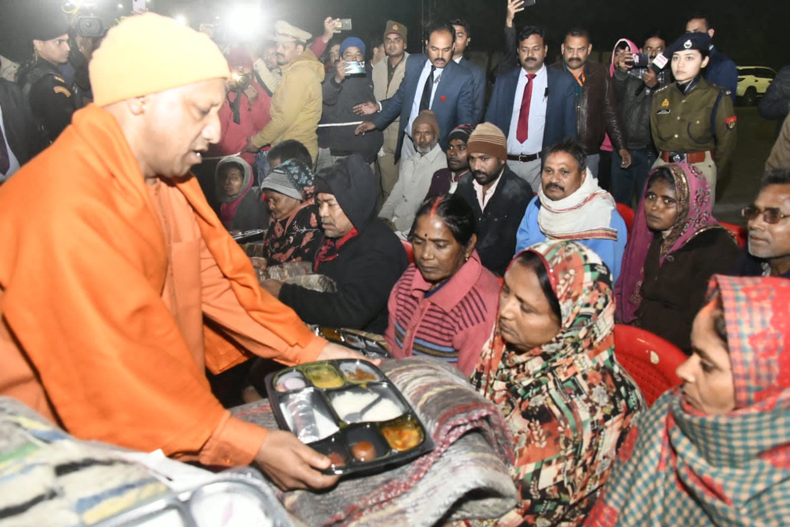 सीएम योगी ने गोरखपुर शहर के तीन रैन बसेरों का किया निरीक्षण, बोले- हर जरूरतमंद को मिले बेहतरीन सुविधा