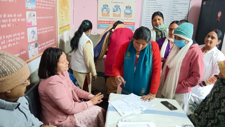 डॉक्टर की भूमिका में दिखीं बगहा SDM अनुपमा सिंह, स्वास्थ्य शिविर में दर्जनों मरीजों का किया इलाज, लिखी दवाएं
