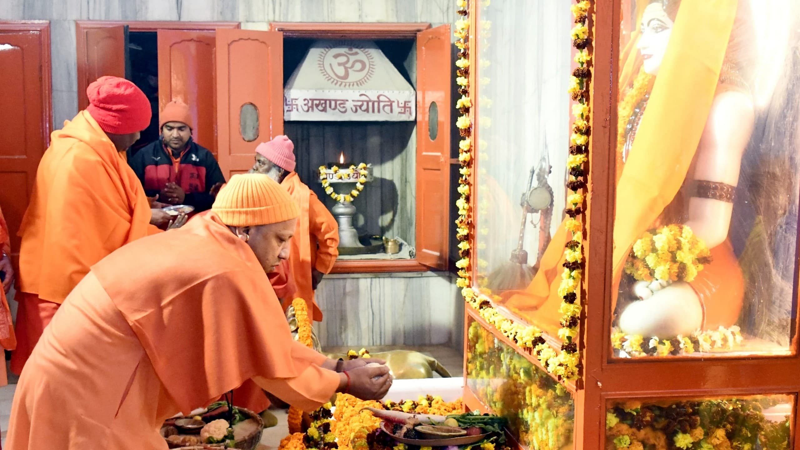Makar Sankranti 2024 : सीएम योगी ने महायोगी गोरखनाथ को चढ़ाई पहली खिचड़ी, मंदिर में उमड़ा आस्था का सैलाब