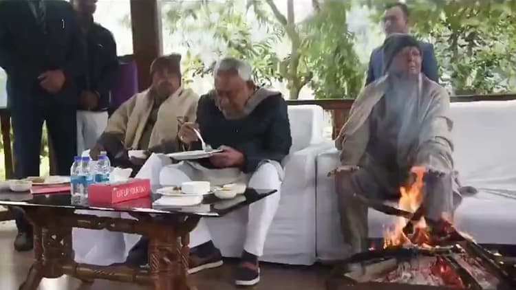 लालू प्रसाद के दही-चूड़ा भोज में नीतीश कुमार पहुंचे, पढ़िए पटना में और कहां- कहां पक रही  'सियासी खिचड़ी'