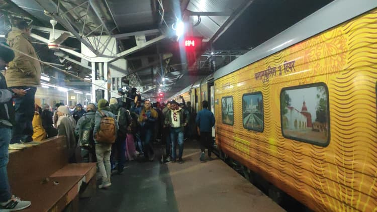 PHOTOS: भागलपुर से पहली बार शुरू हुई तेजस राजधानी की यात्रा, स्टेशन पर उमड़ी यात्रियों की भीड़