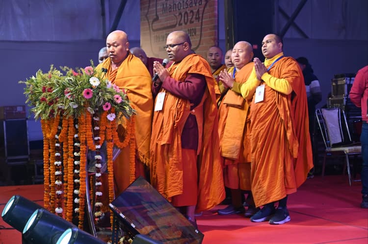 मोक्ष नगरी गया में बौद्ध महोत्सव के आगाज की देखें Photos, रेत पर रबर डैम की कलाकृति बनी आकर्षण