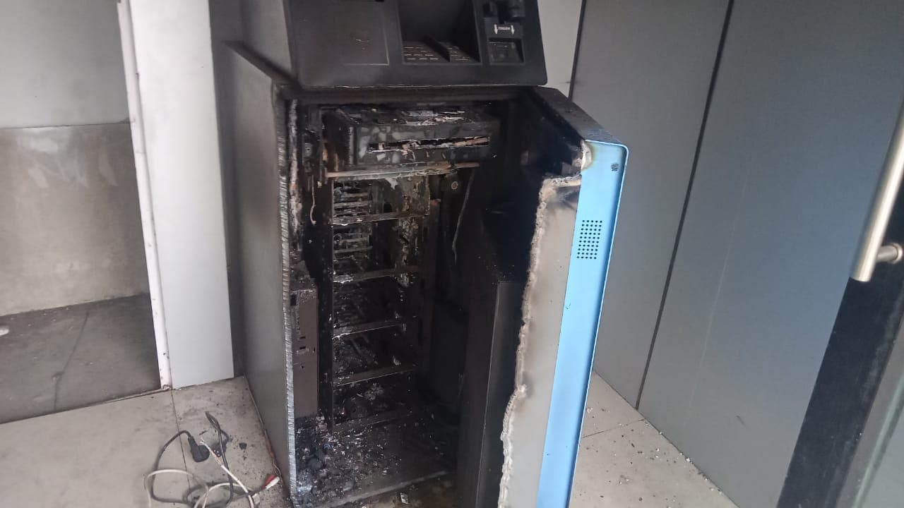छपरा में चोरों का गजब कांड, एटीएम काटकर आठ लाख रुपये चुराए, फिर मशीन में लगा दी आग