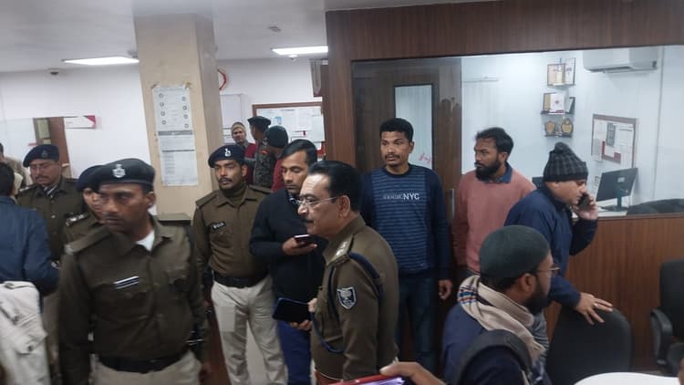 Bihar Crime: अररिया में एक्सिस बैंक से 90 लाख की लूट, 6 अपराधियों ने दिया घटना को अंजाम