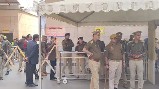 ज्ञानवापी में जुमे की नमाज संपन्न, बड़ी संख्या में पहुंचे नमाजी, ड्रोन से हो रही थी चप्पे चप्पे की निगरानी