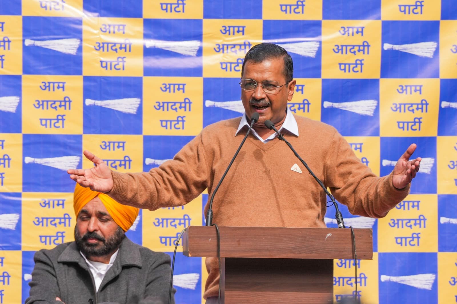 'विधायकों की हॉर्स ट्रेडिंग का सबूत दें', केजरीवाल को नोटिस देने फिर CM आवास पहुंची क्राइम ब्रांच