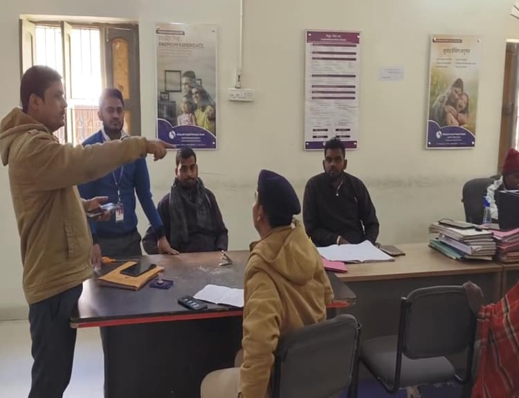 Gaya Crime: फाइनेंस कंपनी के कर्मियों को बंधक बना 7 मिनट में 8 लाख से अधिक रुपये लूटे