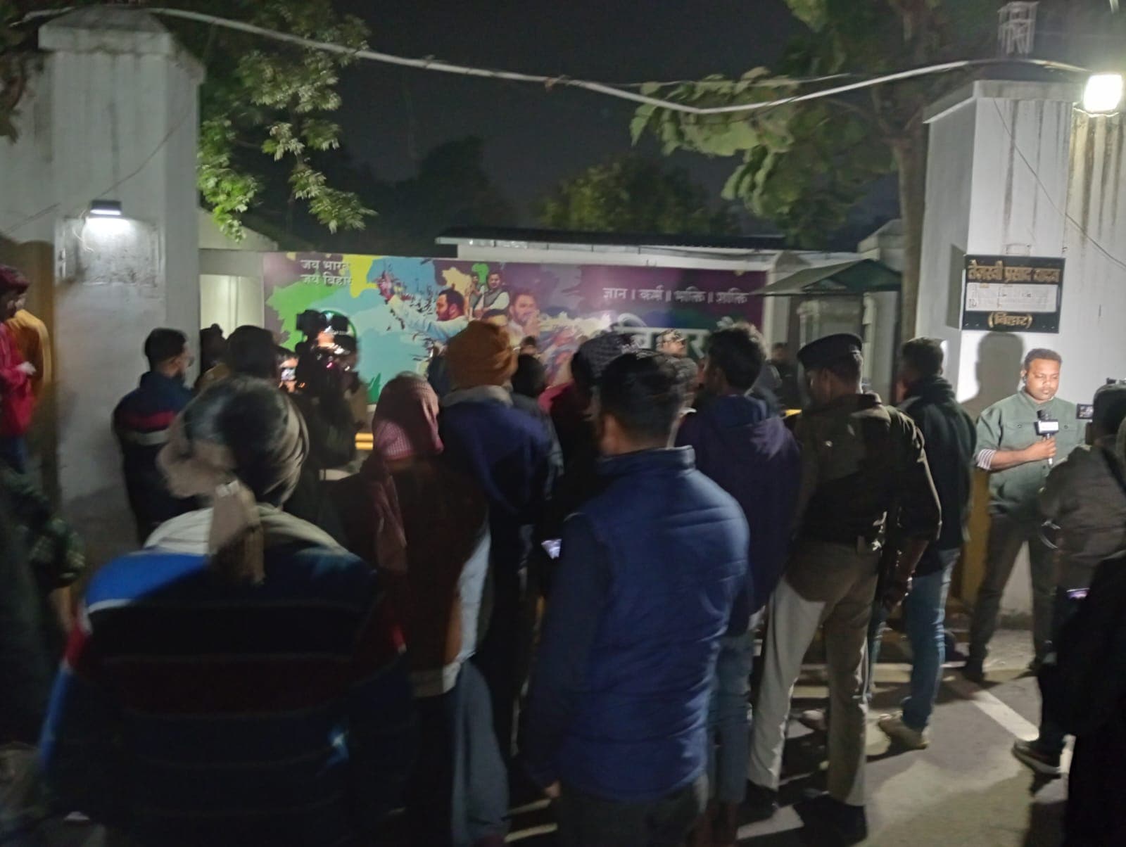 बिहार में फ्लोर टेस्ट से पहले हलचल तेज, तेजस्वी यादव के आवास पर रोके गए राजद विधायक, नहीं जा सकेंगे घर