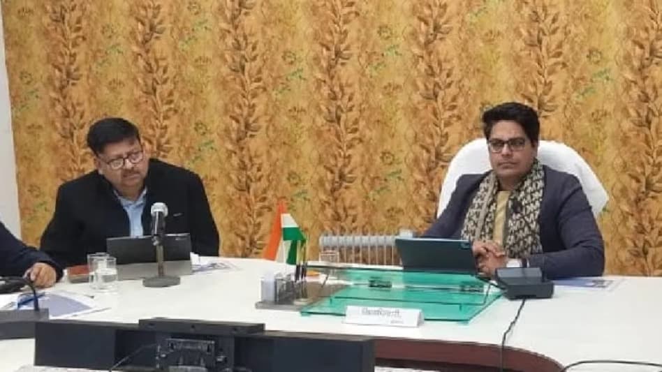 Agra News : जिलाधिकारी ने मांगी विकास कार्य धीमे होने पर सफाई, तो BDO ने दी जान से मारने की धमकी, FIR दर्ज