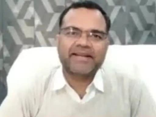 आगरा में जिलाधिकारी के साथ मारपीट और गाली-गलौज करने वाला BDO फरार, पुलिस दे रही दबिश, CDO ने किया कार्यमुक्त