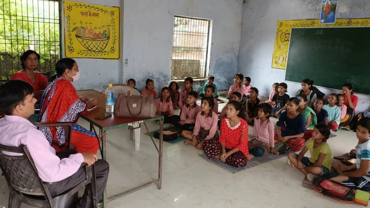 यूपी के स्कूलों का सोमवार से बदला समय, टीचर के अर्न लीव पर हाईकोर्ट ने दिया यह आदेश