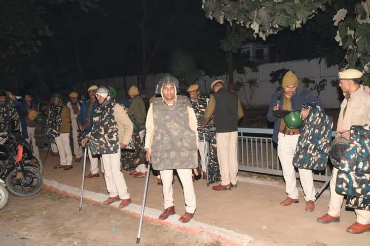 बिहार में सियासी हलचल तेज, तेजस्वी यादव के आवास पर भारी संख्या में पहुंची पुलिस, एसडीएम और सिटी एसपी भी मौजूद