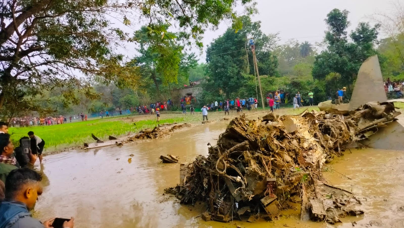 पश्चिम बंगाल : खड़गपुर में कलाइकुंडा वायुसेना का लड़ाकू विमान हुआ क्रैश, पाइलट सुरक्षित