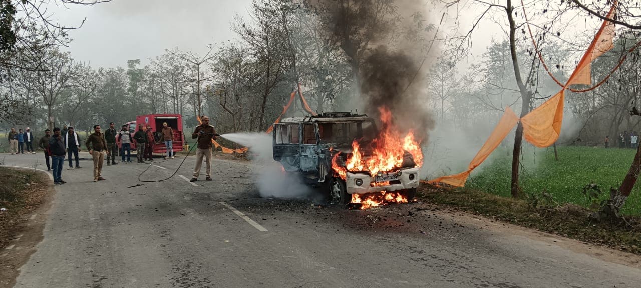 मुजफ्फरपुर में हाईवा ने 3 साल के बच्चे को रौंदा, फूटा लोगों का गुस्सा, पुलिस की गाड़ी में लगाई आग