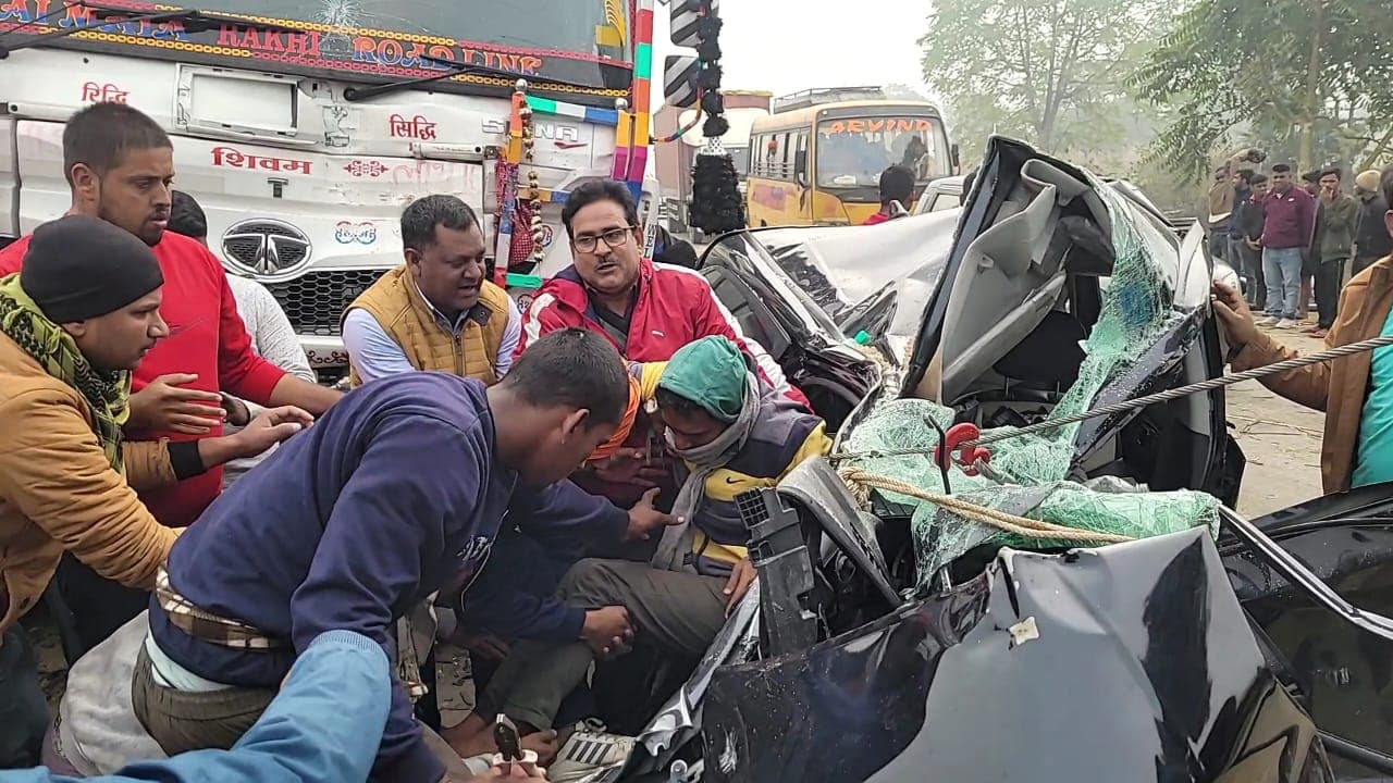 बिहार: सासाराम में मैट्रिक परीक्षार्थी जख्मी, भोजपुर में ट्रक-कार की टक्कर, पटना में डिवाइडर पर चढ़ी कार
