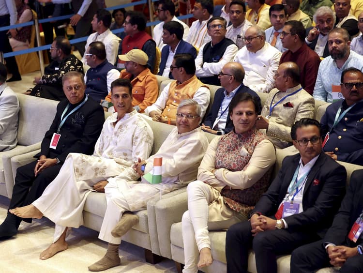 अबू धाबी में हिंदू मंदिर के उद्घाटन में शामिल हुए अक्षय कुमार, बोले- ऐतिहासिक पल का साक्षी बनकर धन्य हूं...