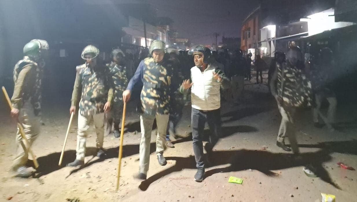 दरभंगा में प्रतिमा विसर्जन के दौरान भारी बवाल, दो गुटों के बीच पत्थरबाजी, पुलिस सहित डेढ़ दर्जन से अधिक लोग घायल