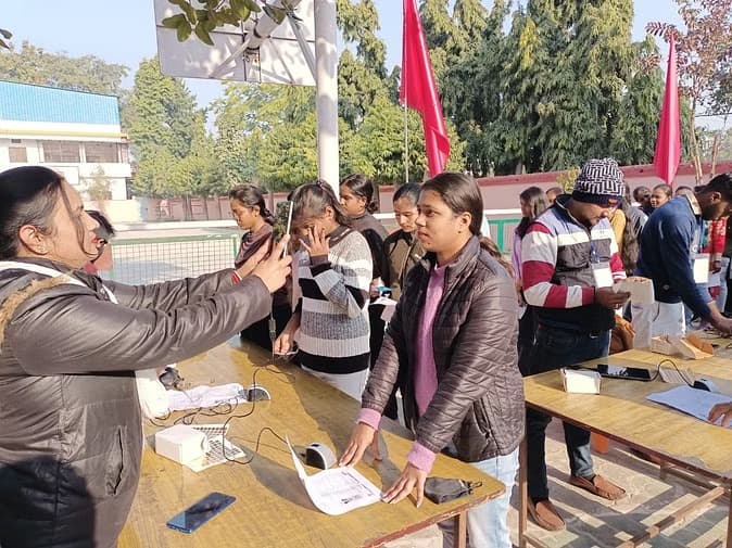 UP Police Bharti : पहली पाली की परीक्षा के लिए अभ्यर्थियों की एंट्री हुई शुरू, शहर में प्रशासन अलर्ट मोड पर
