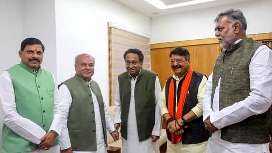 Kamal Nath: कांग्रेसी नेता कमलनाथ अपने बेटे नकुल के साथ बीजेपी में हो सकते हैं शामिल, पहुंचे दिल्ली