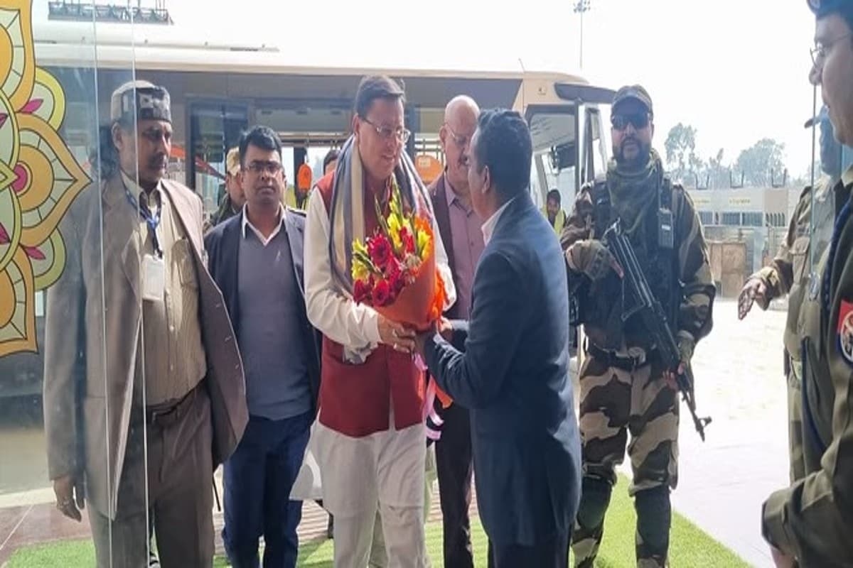 Ayodhya : उत्तराखंड CM पुष्कर सिंह धामी ने अपने कैबिनेट के साथ किए रामलला का दर्शन, बोले- हमारे लिए सौभाग्य की बात