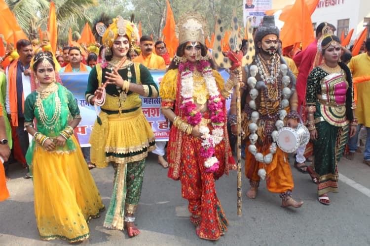 Jamshedpur में निकली भव्य कलश यात्रा, हजारों महिलाएं हुई शामिल, जम कर बजे बैंड-बाजे