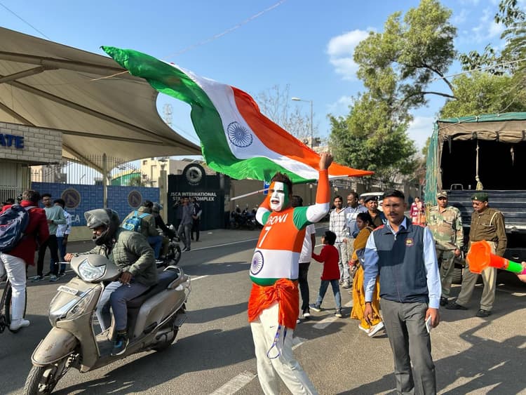 IND vs ENG: MS Dhoni के जबरा फैन पहुंचे स्टेडियम, टीम को लेकर कही बड़ी बात