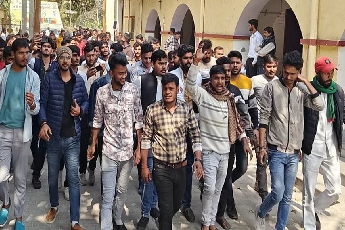 UP Police Constable Exam : पुलिस भर्ती बोर्ड को मिली पेपर लीक की डेढ़ हजार शिकायतें, विपक्ष ने प्रदेश सरकार पर जमकर साधा निशाना