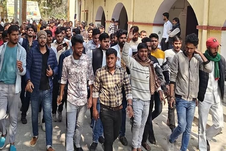 UP Police Constable Exam : पुलिस भर्ती बोर्ड को मिली पेपर लीक की डेढ़ हजार शिकायतें, विपक्ष ने प्रदेश सरकार पर जमकर साधा निशाना