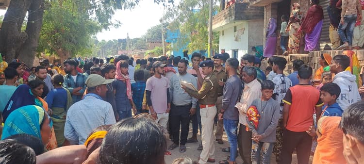 Bihar News: शेखपुरा में तेज रफ्तार हाइवा से कुचलकर छात्रा की मौत, आक्रोशित परिजनों ने किया सड़क जाम