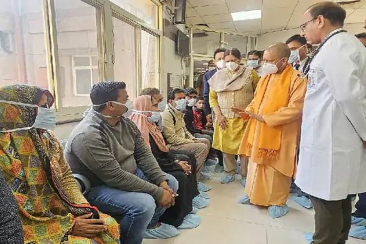 CM Yogi ने केजीएमयू में सड़क हादसे में घायलों से की मुलाकात, 2 मृतकों को दो लाख रुपए मुआवजा देने की घोषणा की
