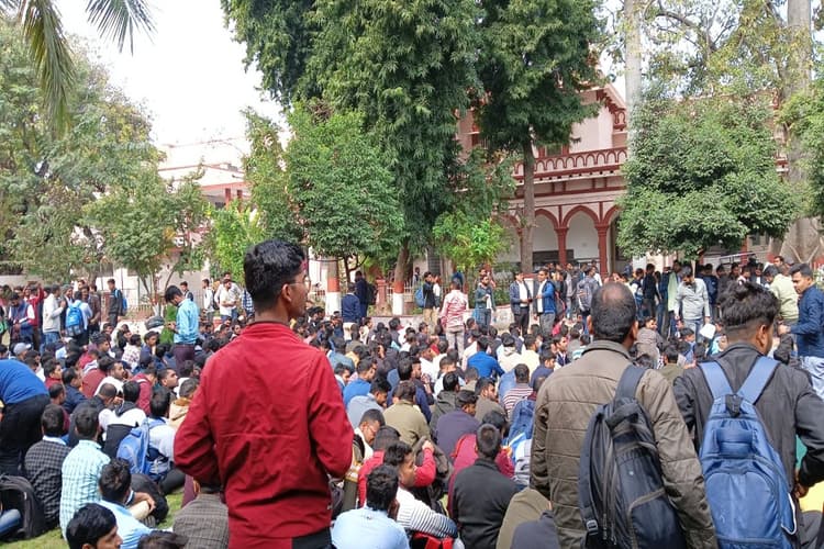 Lucknow में राजस्व परिषद मुख्यालय के बाहर नव चयनित लेखपालों का विरोध प्रदर्शन जारी, जानें किस लिए हैं नाराज