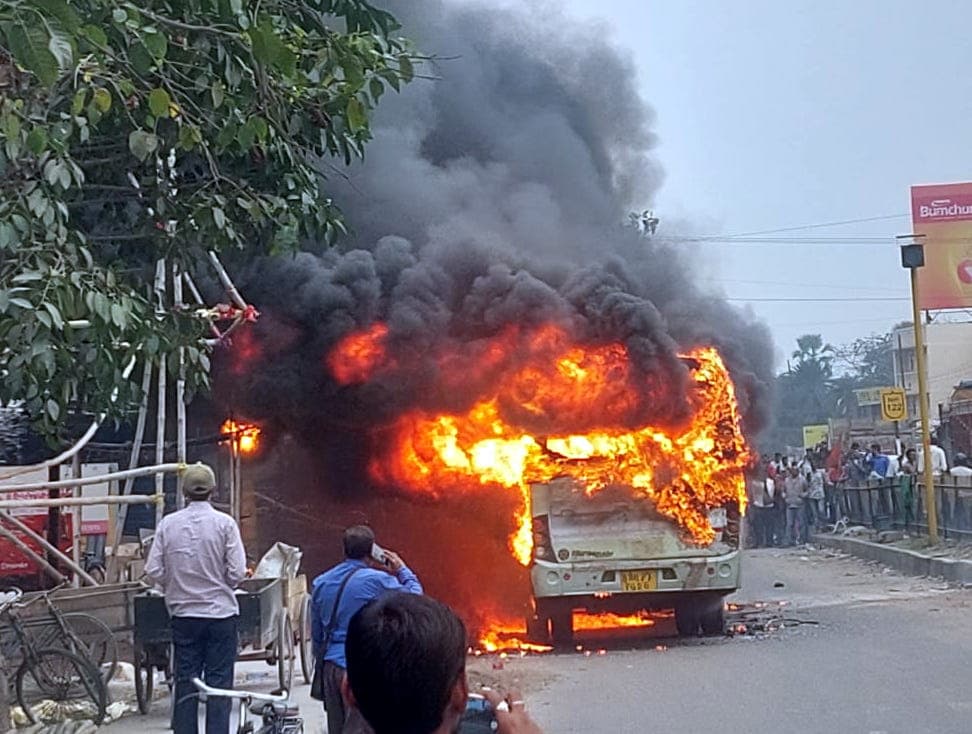 मुजफ्फरपुर में यात्रियों से भरी चलती बस में लगी आग, 38 लोगों ने कूदकर बचाई जान