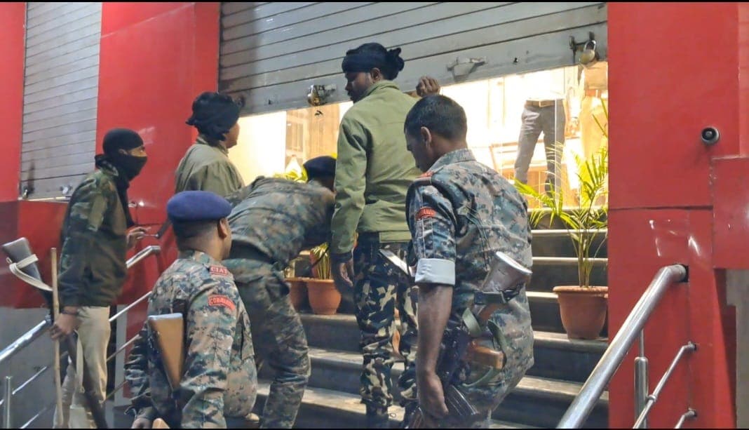 समस्तीपुर के ज्वेलरी शोरूम लूटपाट में संलिप्त बदमाश CCTV में कैद! धरपकड़ में जुटी पुलिस