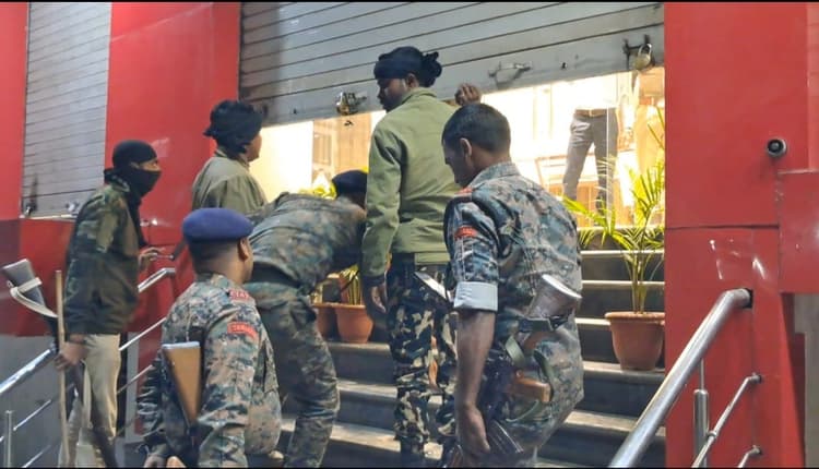 समस्तीपुर के ज्वेलरी शोरूम लूटपाट में संलिप्त बदमाश CCTV में कैद! धरपकड़ में जुटी पुलिस