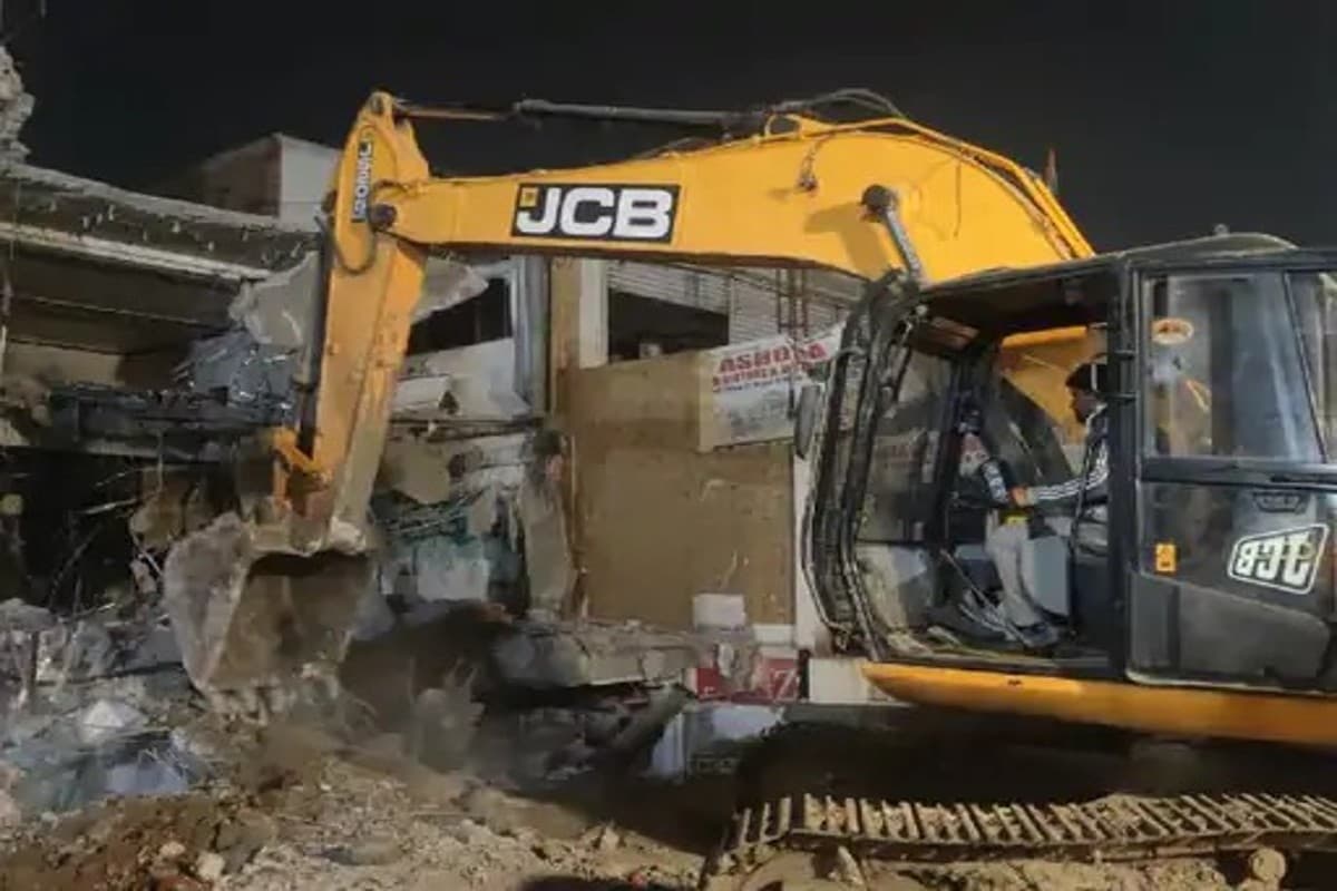 Lucknow News : अकबरनगर में आधी रात में गरजा बुलडोजर, दुकानों के बेसमेंट को मलबे से भरा गया