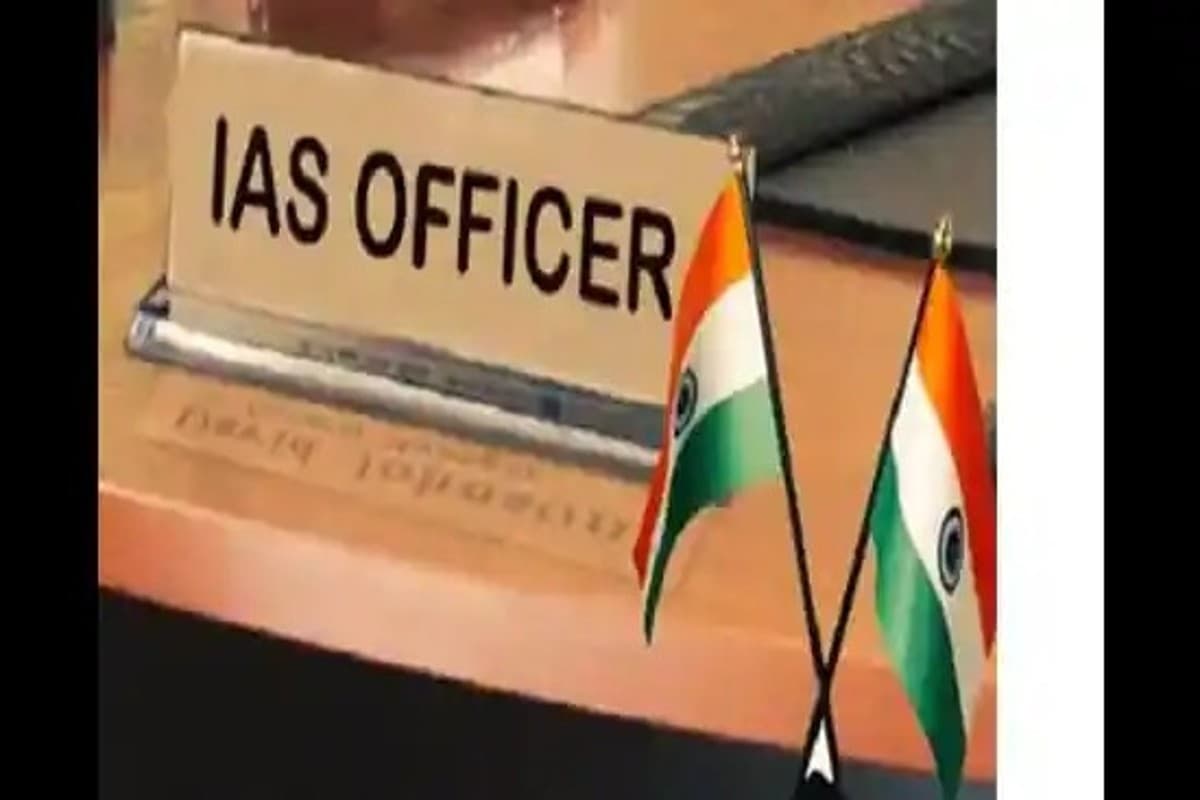 UP IAS Transfer : 15 आईएएस अधिकारियों के हुए तबादले, उन्नाव की डीएम अपूर्वा दुबे को डाला वेटिंग में