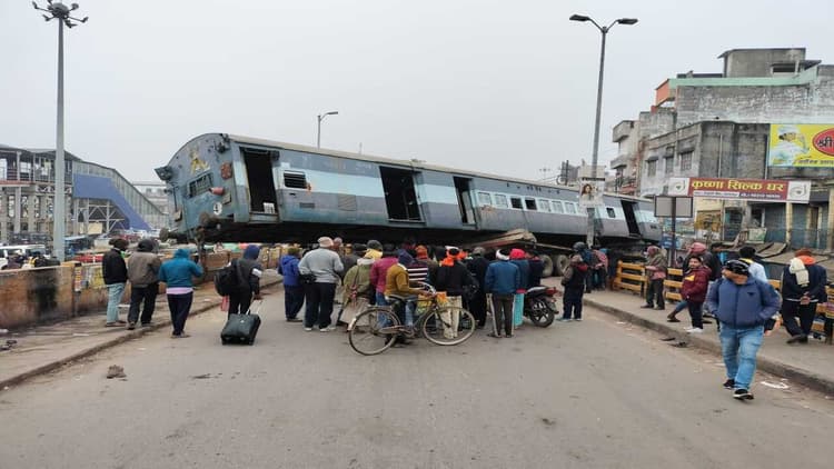 PHOTOS: बिहार के भागलपुर में सड़क पर पहुंची ट्रेन की बोगी, टला बड़ा हादसा, क्रेन से टांगकर हटाया गया