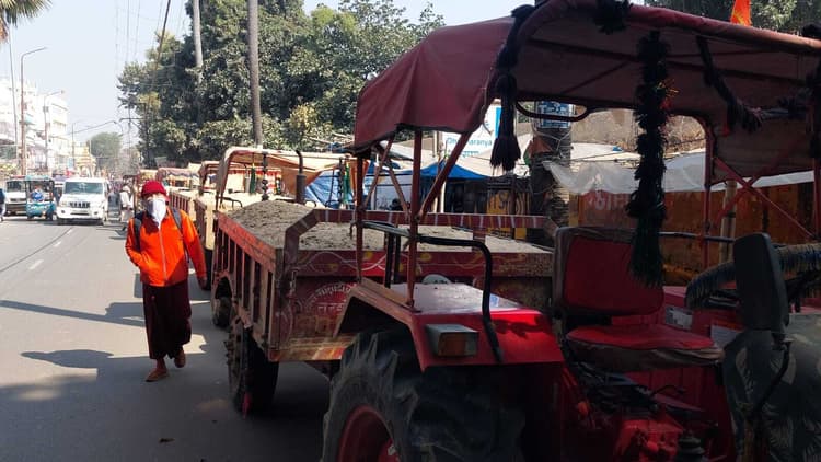 गया में अवैध खनन के खिलाफ पुलिस की बड़ी कार्रवाई, बालू लदे 11 ट्रैक्टर किए जब्त, एक चालक गिरफ्तार