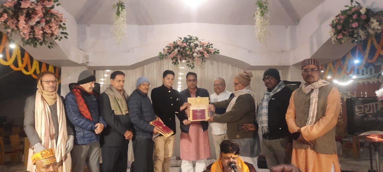 अक्षत निमंत्रण लेकर घर- घर पहुंचे मिथिला के राजकुमार, महारानी निवास जा कर लिया दादी से आशीर्वाद