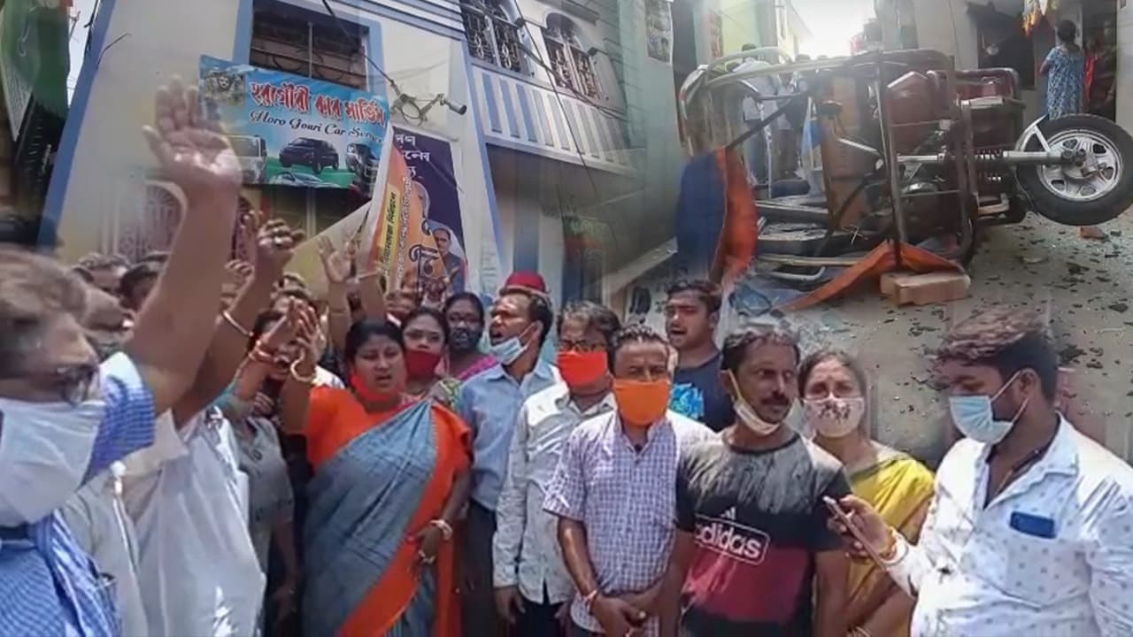 नैहाटी मे��� BJP वर्कर्स के घरों पर बमबाजी, नाराज लोगों का थाने के सामने प्रदर्शन, ममता पर लगाए डराने के आरोप नैहाटी मे��� BJP वर्कर्स के घरों पर बमबाजी, नाराज लोगों का थाने के सामने प्रदर्शन, ममता पर लगाए डराने के आरोप