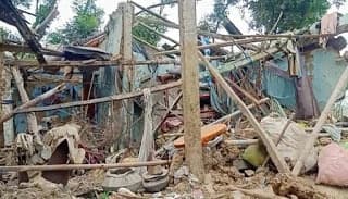 BIG NEWS: बम के विस्फोट से मकान जमींदोज, तीन घायल, इलाके में दहशत, पिता-पुत्र गिरफ्तार