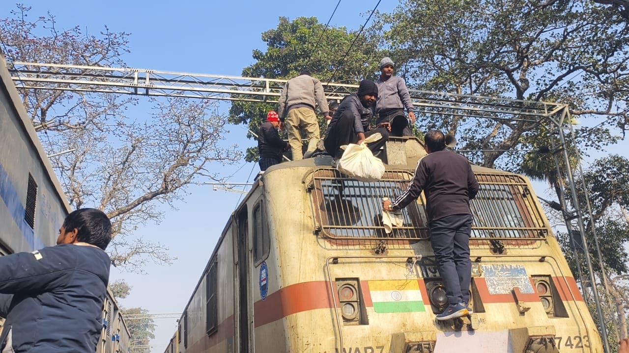 बिहार में मोर की मौत से थम गया ट्रेन का चक्का, सलामी देकर राजकीय सम्मान के साथ दी गयी विदाई