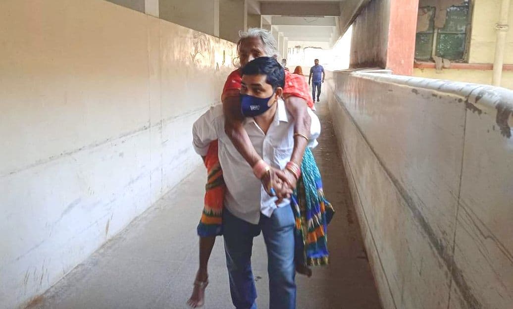 आदरणीय प्रधानमंत्री जी, मैं भरत हूं, मां को पीठ पर लादकर BHU में घूम रहा हूं, आप इलाज करा देंगे?