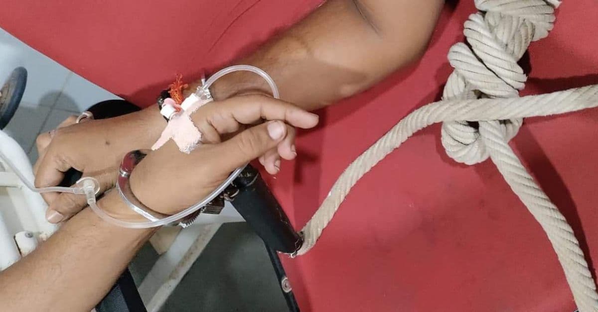 UP News: एक हथकड़ी में बांधकर दो कैदियों का इलाज, सोशल मीडिया पर यूजर्स ने उठाया मानवाधिकार का सवाल