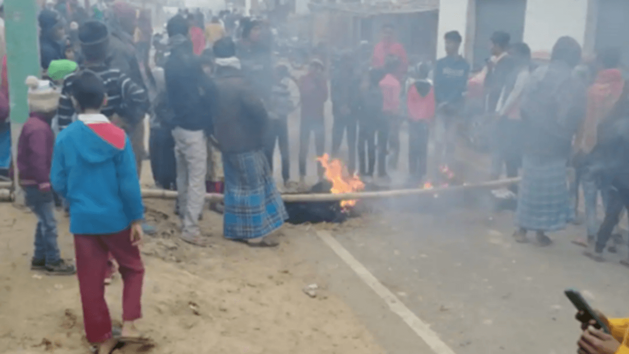 बिहार: पूर्वी चंपारण में धारदार हथियार से छात्र की हत्या, आक्रोशित लोगों का फूटा गुस्सा, सड़क जामकर की आगजनी