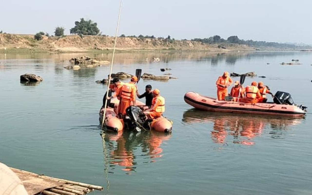 धनबाद : एनडीआरएफ की टीम भी नहीं खोज पायी बराकर में डूबे पुलिस चालक को